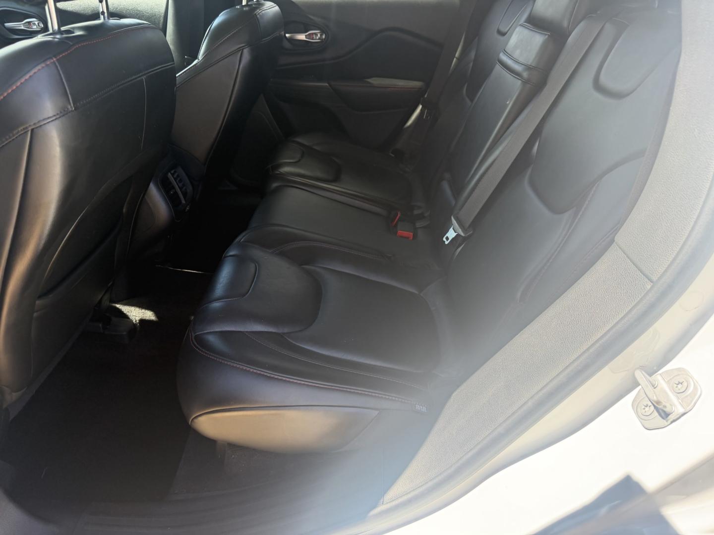 2015 WHITE JEEP CHEROKEE TRAILHAWK (1C4PJMBB4FW) , located at 922 W. Beacon St., Philadelphia, MS, 39350, (601) 650-3675, 32.770447, -89.127151- Photo#13