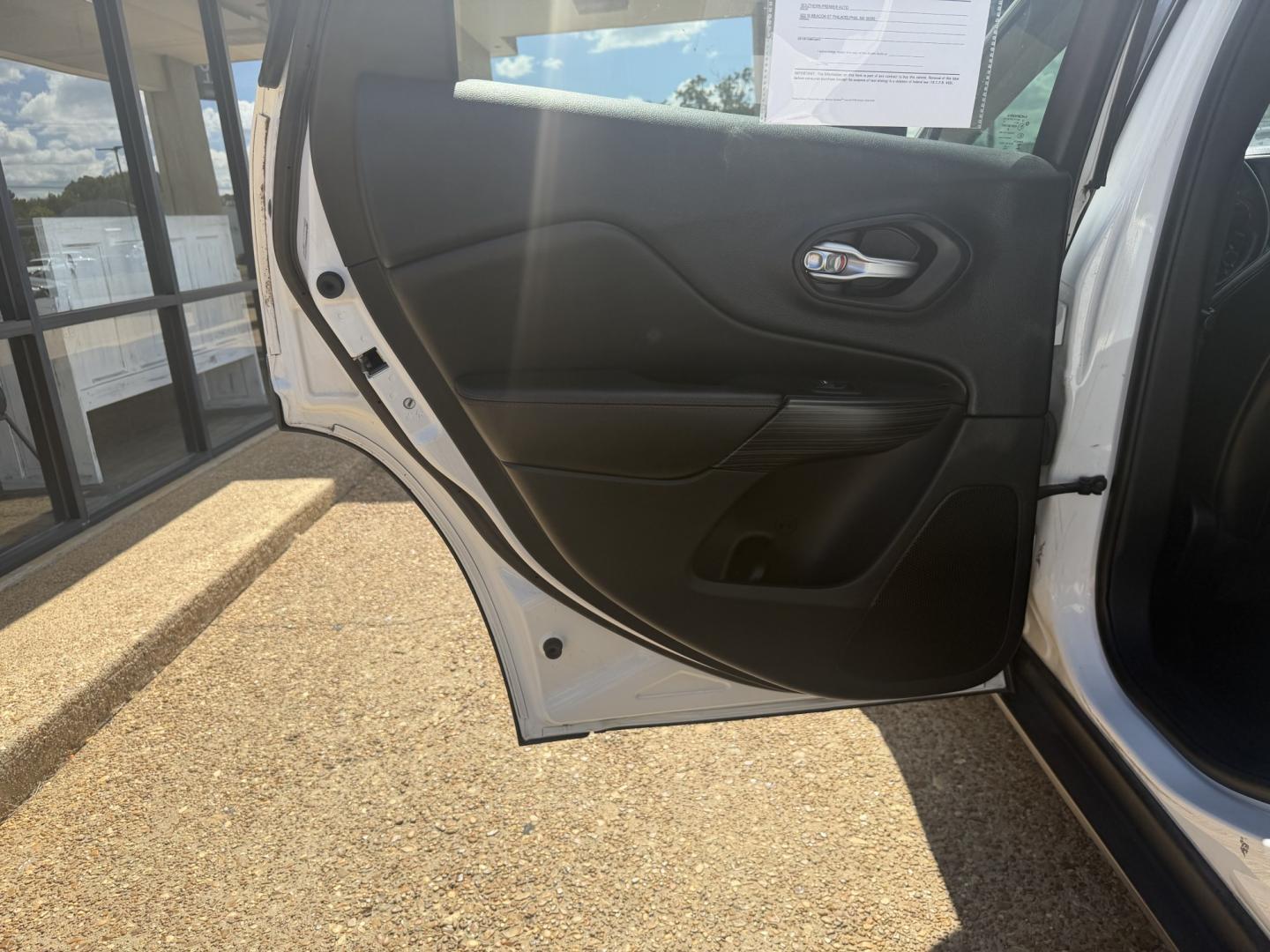 2015 WHITE JEEP CHEROKEE TRAILHAWK (1C4PJMBB4FW) , located at 922 W. Beacon St., Philadelphia, MS, 39350, (601) 650-3675, 32.770447, -89.127151- Photo#12
