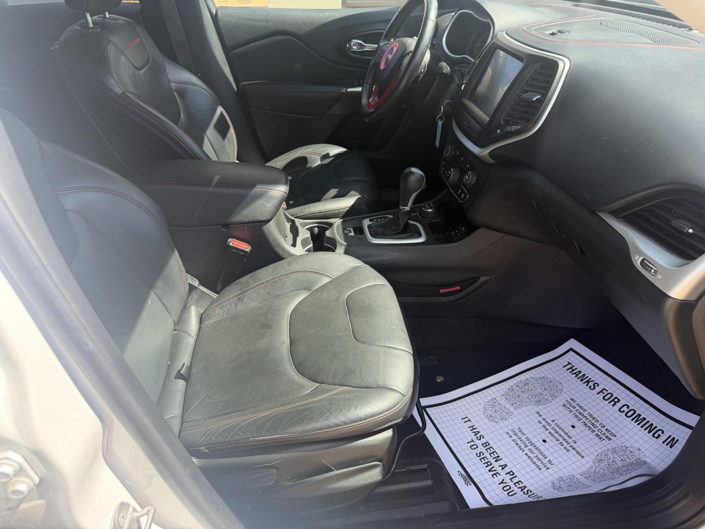 2015 WHITE JEEP CHEROKEE TRAILHAWK (1C4PJMBB4FW) , located at 922 W. Beacon St., Philadelphia, MS, 39350, (601) 650-3675, 32.770447, -89.127151- Photo#10