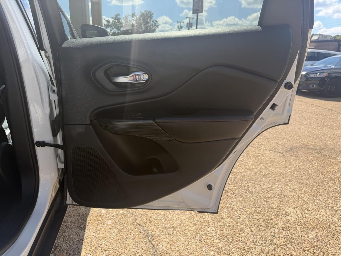 2015 WHITE JEEP CHEROKEE TRAILHAWK (1C4PJMBB4FW) , located at 922 W. Beacon St., Philadelphia, MS, 39350, (601) 650-3675, 32.770447, -89.127151- Photo#15