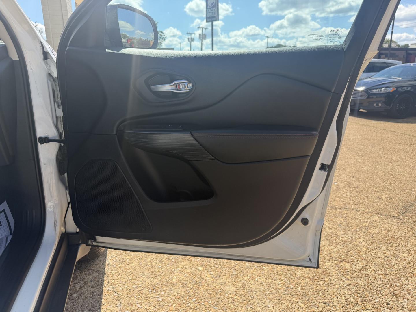 2015 WHITE JEEP CHEROKEE TRAILHAWK (1C4PJMBB4FW) , located at 922 W. Beacon St., Philadelphia, MS, 39350, (601) 650-3675, 32.770447, -89.127151- Photo#11