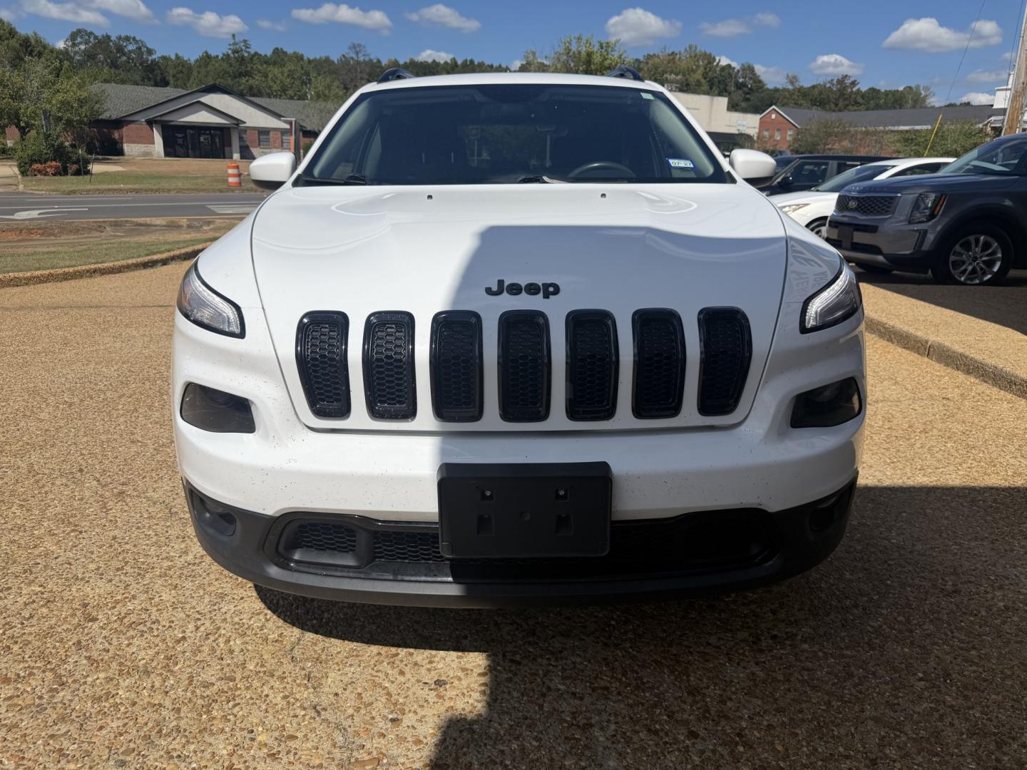 2015 WHITE JEEP CHEROKEE LAT ALT (1C4PJLCBXFW) , located at 922 W. Beacon St., Philadelphia, MS, 39350, (601) 650-3675, 32.770447, -89.127151- Photo#1