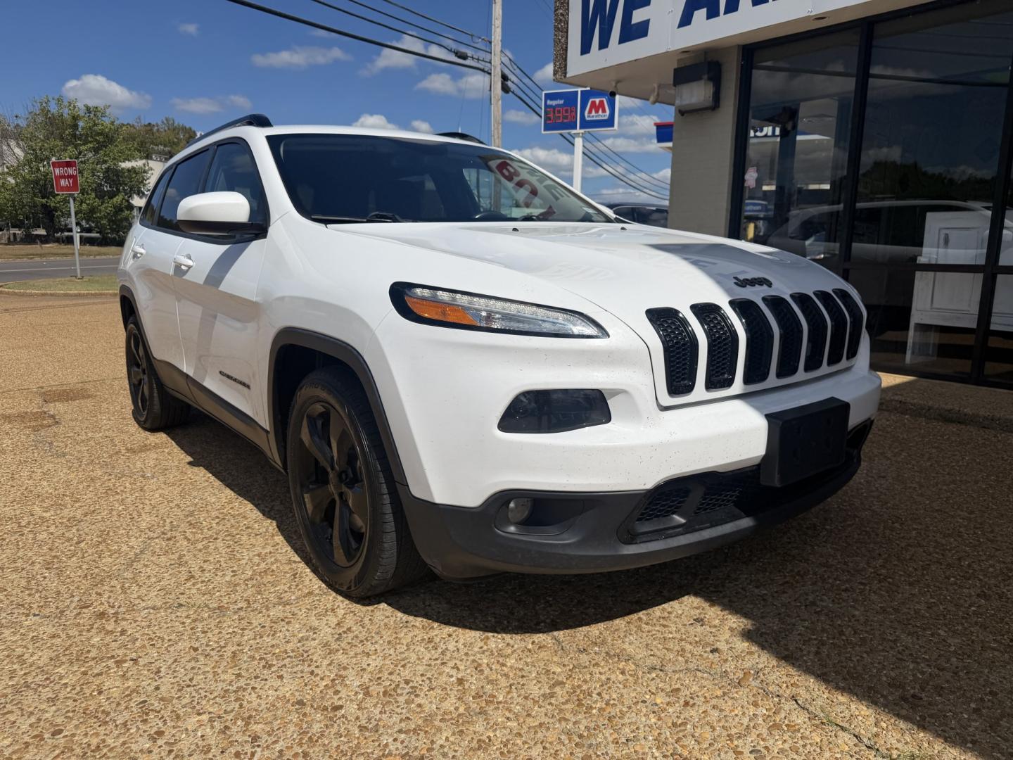 2015 WHITE JEEP CHEROKEE LAT ALT (1C4PJLCBXFW) , located at 922 W. Beacon St., Philadelphia, MS, 39350, (601) 650-3675, 32.770447, -89.127151- Photo#0