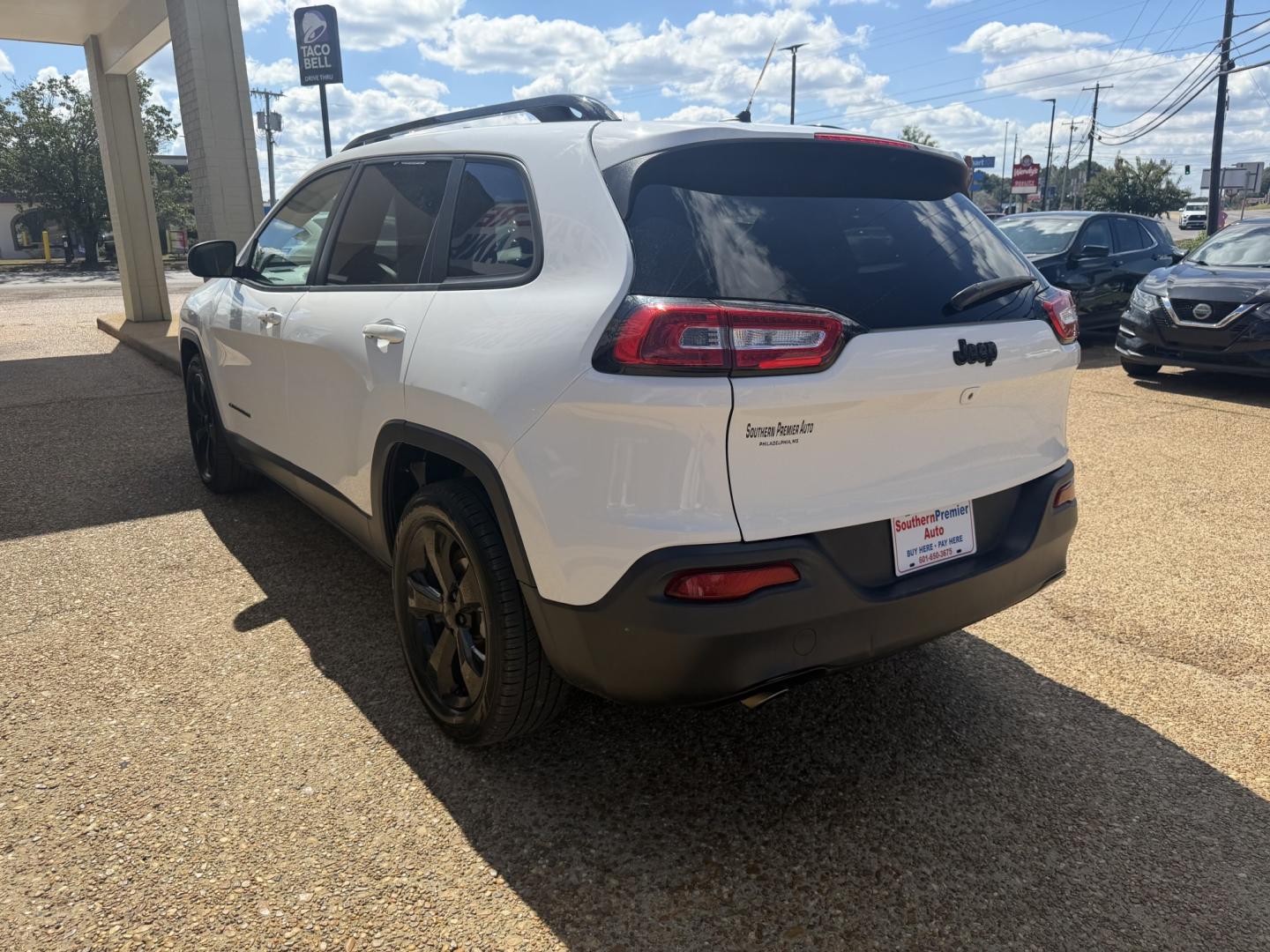 2015 WHITE JEEP CHEROKEE LAT ALT (1C4PJLCBXFW) , located at 922 W. Beacon St., Philadelphia, MS, 39350, (601) 650-3675, 32.770447, -89.127151- Photo#3
