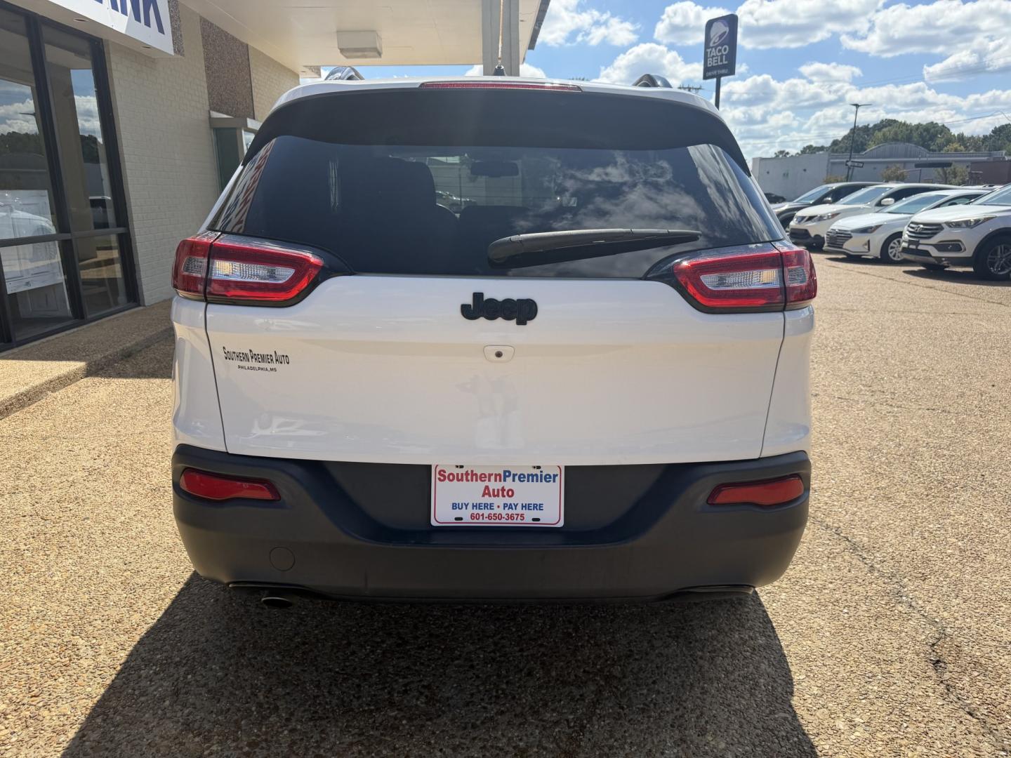 2015 WHITE JEEP CHEROKEE LAT ALT (1C4PJLCBXFW) , located at 922 W. Beacon St., Philadelphia, MS, 39350, (601) 650-3675, 32.770447, -89.127151- Photo#4