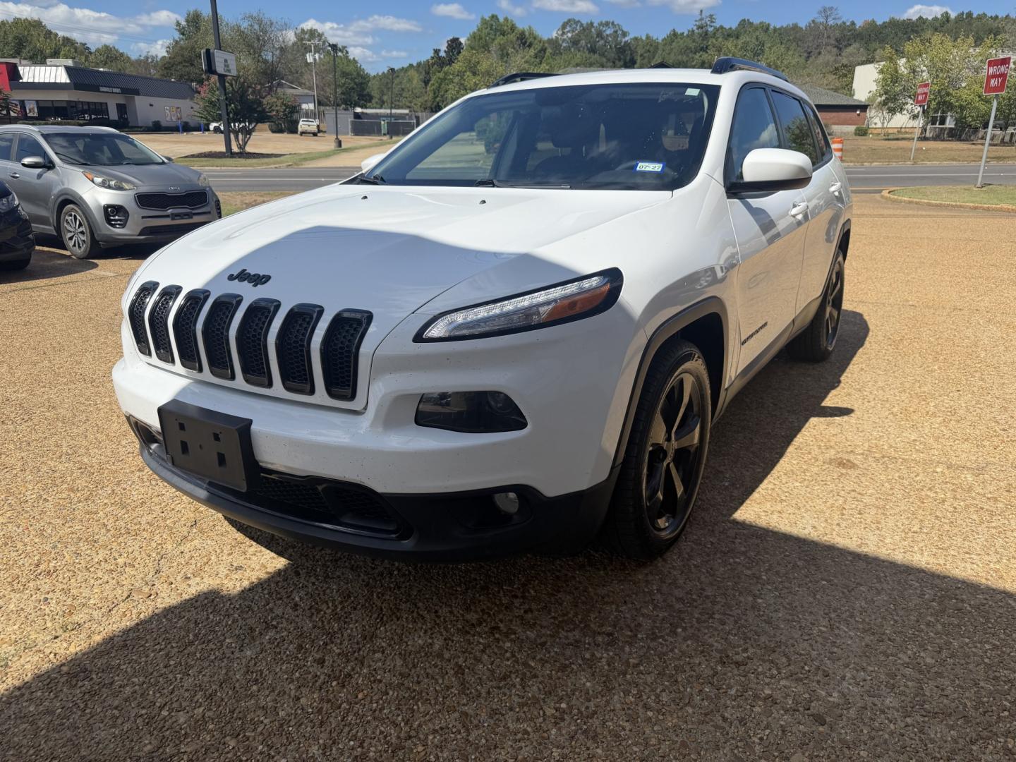 2015 WHITE JEEP CHEROKEE LAT ALT (1C4PJLCBXFW) , located at 922 W. Beacon St., Philadelphia, MS, 39350, (601) 650-3675, 32.770447, -89.127151- Photo#2