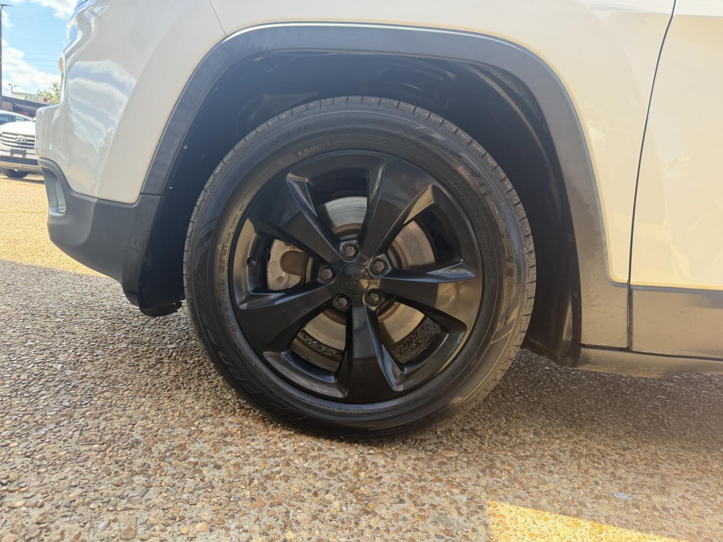 2015 WHITE JEEP CHEROKEE LAT ALT (1C4PJLCBXFW) , located at 922 W. Beacon St., Philadelphia, MS, 39350, (601) 650-3675, 32.770447, -89.127151- Photo#7