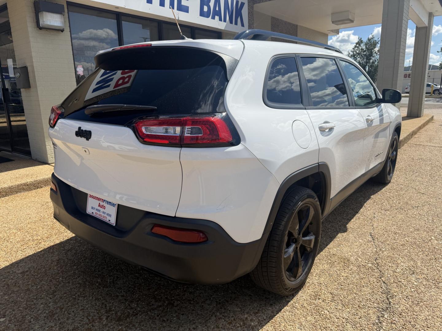 2015 WHITE JEEP CHEROKEE LAT ALT (1C4PJLCBXFW) , located at 922 W. Beacon St., Philadelphia, MS, 39350, (601) 650-3675, 32.770447, -89.127151- Photo#5