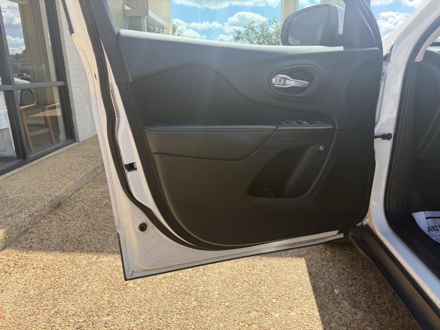2015 WHITE JEEP CHEROKEE LAT ALT (1C4PJLCBXFW) , located at 922 W. Beacon St., Philadelphia, MS, 39350, (601) 650-3675, 32.770447, -89.127151- Photo#8