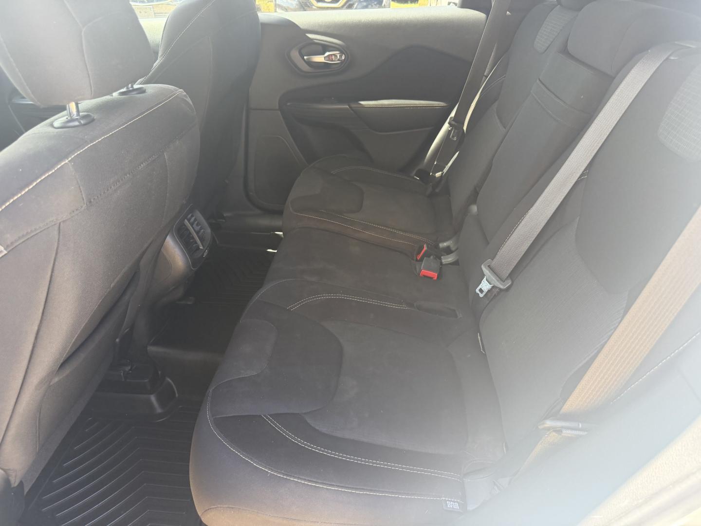 2015 WHITE JEEP CHEROKEE LAT ALT (1C4PJLCBXFW) , located at 922 W. Beacon St., Philadelphia, MS, 39350, (601) 650-3675, 32.770447, -89.127151- Photo#13
