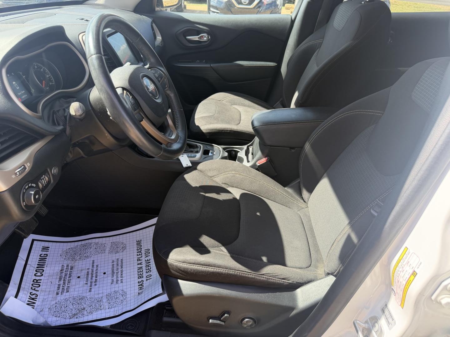 2015 WHITE JEEP CHEROKEE LAT ALT (1C4PJLCBXFW) , located at 922 W. Beacon St., Philadelphia, MS, 39350, (601) 650-3675, 32.770447, -89.127151- Photo#9