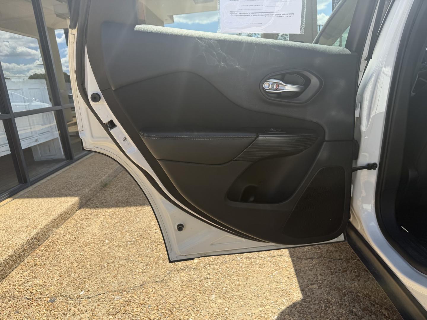2015 WHITE JEEP CHEROKEE LAT ALT (1C4PJLCBXFW) , located at 922 W. Beacon St., Philadelphia, MS, 39350, (601) 650-3675, 32.770447, -89.127151- Photo#12