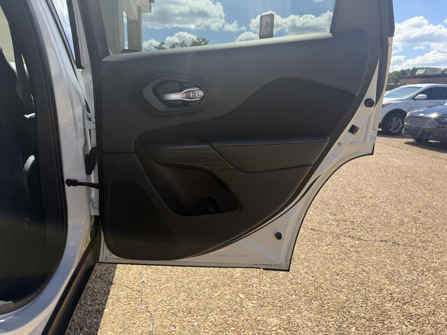 2015 WHITE JEEP CHEROKEE LAT ALT (1C4PJLCBXFW) , located at 922 W. Beacon St., Philadelphia, MS, 39350, (601) 650-3675, 32.770447, -89.127151- Photo#15