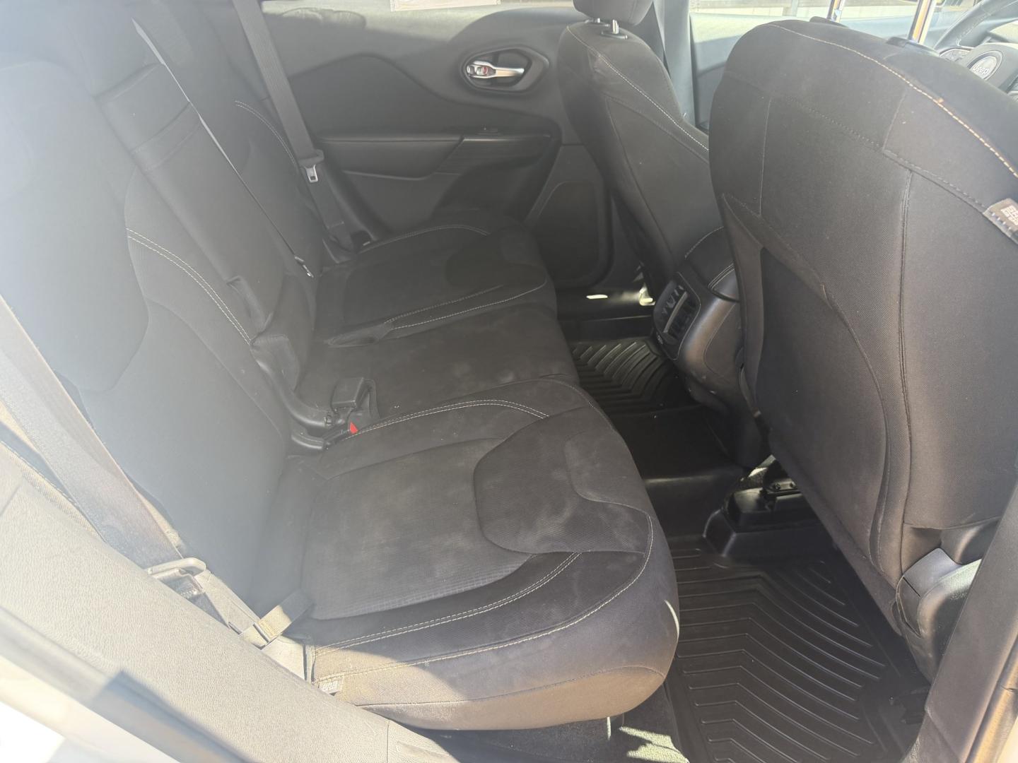 2015 WHITE JEEP CHEROKEE LAT ALT (1C4PJLCBXFW) , located at 922 W. Beacon St., Philadelphia, MS, 39350, (601) 650-3675, 32.770447, -89.127151- Photo#14