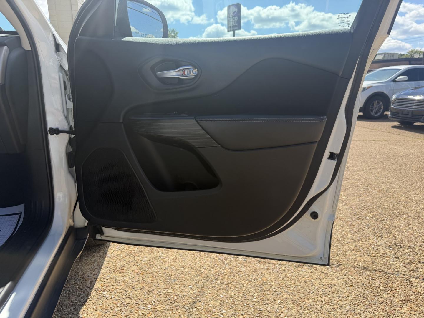 2015 WHITE JEEP CHEROKEE LAT ALT (1C4PJLCBXFW) , located at 922 W. Beacon St., Philadelphia, MS, 39350, (601) 650-3675, 32.770447, -89.127151- Photo#11