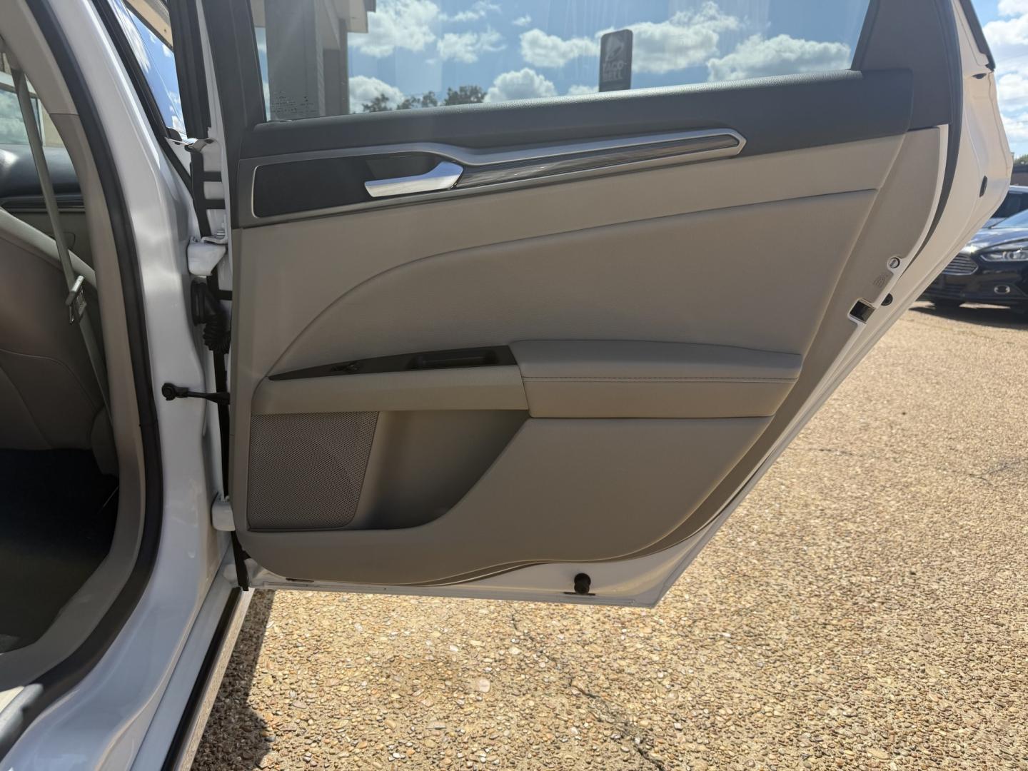 2018 WHITE FORD FUSION SE (3FA6P0HD4JR) , located at 922 W. Beacon St., Philadelphia, MS, 39350, (601) 650-3675, 32.770447, -89.127151- Photo#15