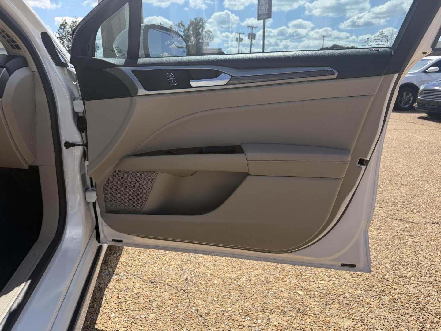 2018 WHITE FORD FUSION SE (3FA6P0HD4JR) , located at 922 W. Beacon St., Philadelphia, MS, 39350, (601) 650-3675, 32.770447, -89.127151- Photo#11