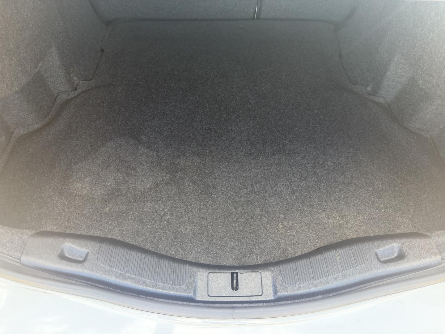 2018 WHITE FORD FUSION SE (3FA6P0HD4JR) , located at 922 W. Beacon St., Philadelphia, MS, 39350, (601) 650-3675, 32.770447, -89.127151- Photo#19
