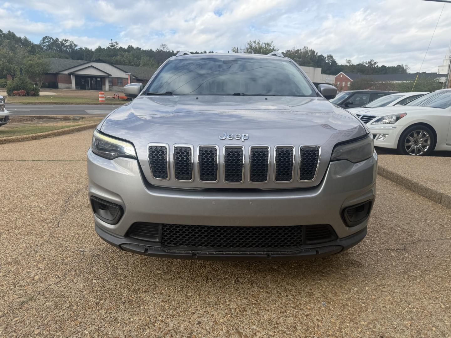 2020 SILVER JEEP CHEROKEE LATITUDE (1C4PJLCB2LD) , located at 922 W. Beacon St., Philadelphia, MS, 39350, (601) 650-3675, 32.770447, -89.127151- Photo#1
