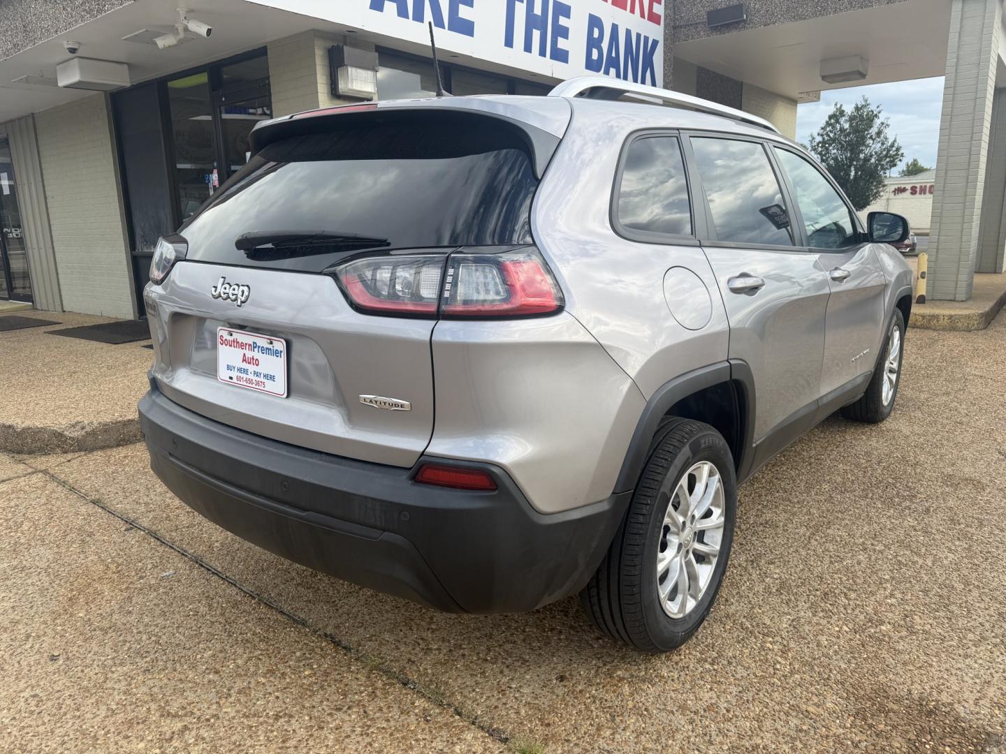 2020 SILVER JEEP CHEROKEE LATITUDE (1C4PJLCB2LD) , located at 922 W. Beacon St., Philadelphia, MS, 39350, (601) 650-3675, 32.770447, -89.127151- Photo#5