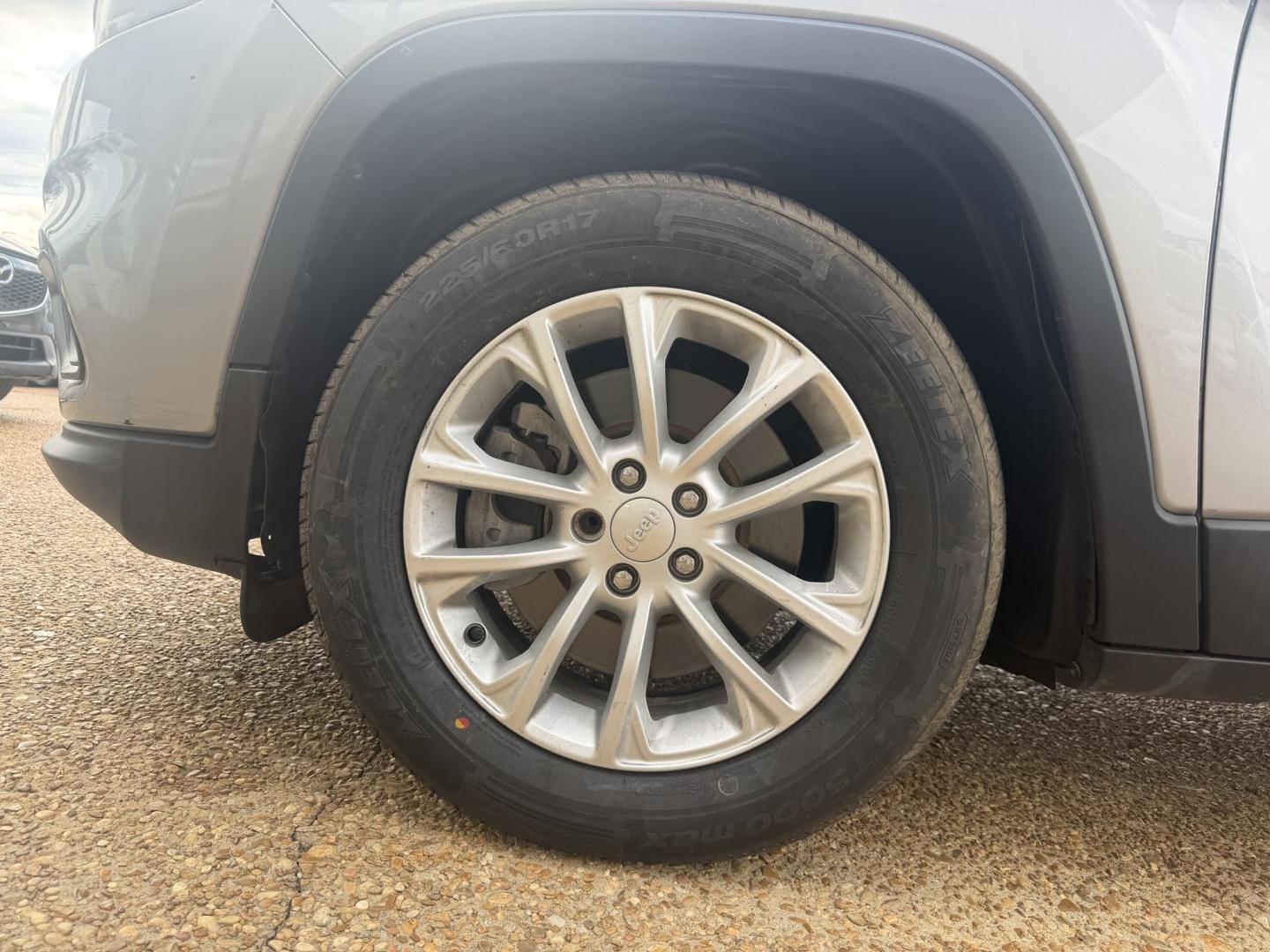 2020 SILVER JEEP CHEROKEE LATITUDE (1C4PJLCB2LD) , located at 922 W. Beacon St., Philadelphia, MS, 39350, (601) 650-3675, 32.770447, -89.127151- Photo#7