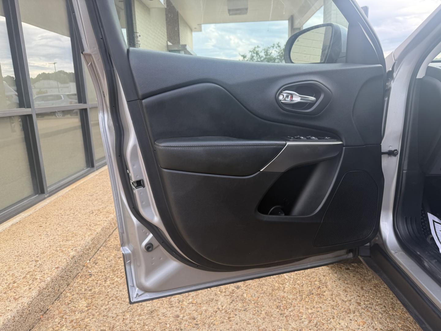 2020 SILVER JEEP CHEROKEE LATITUDE (1C4PJLCB2LD) , located at 922 W. Beacon St., Philadelphia, MS, 39350, (601) 650-3675, 32.770447, -89.127151- Photo#8