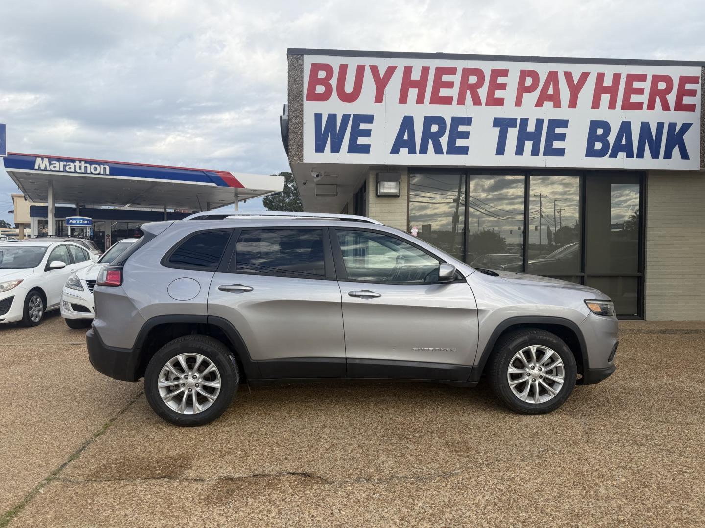2020 SILVER JEEP CHEROKEE LATITUDE (1C4PJLCB2LD) , located at 922 W. Beacon St., Philadelphia, MS, 39350, (601) 650-3675, 32.770447, -89.127151- Photo#6