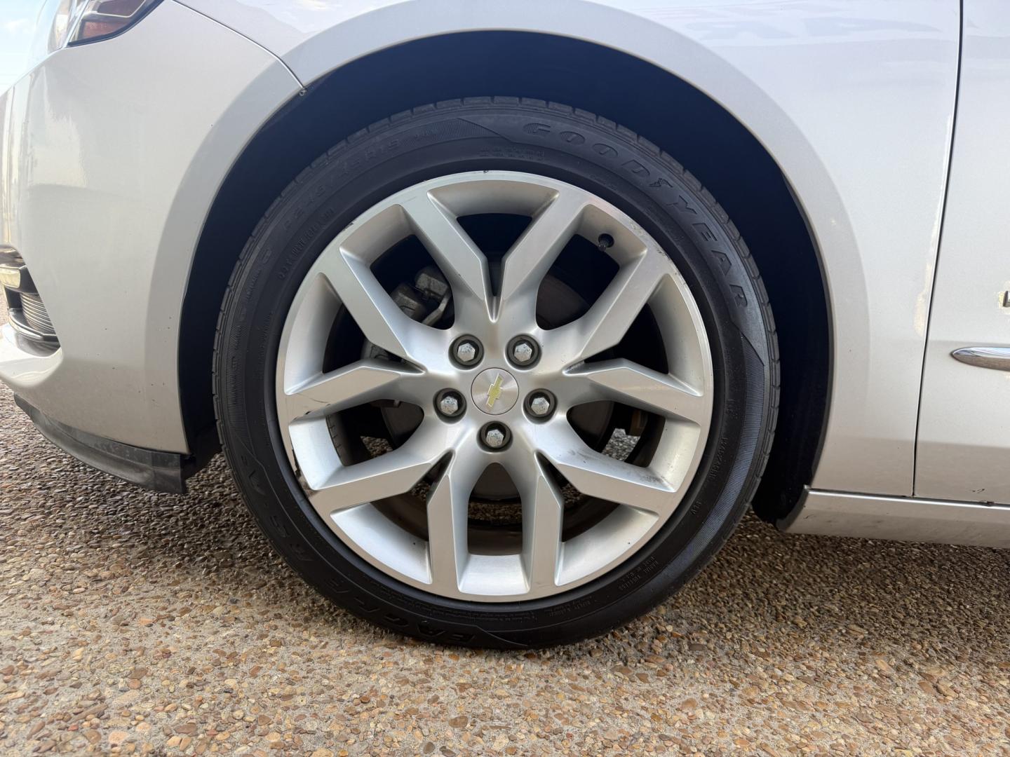 2018 SILVER CHEVROLET IMPALA PREMIER (2LZ) (2G1125S31J9) , located at 922 W. Beacon St., Philadelphia, MS, 39350, (601) 650-3675, 32.770447, -89.127151- Photo#7