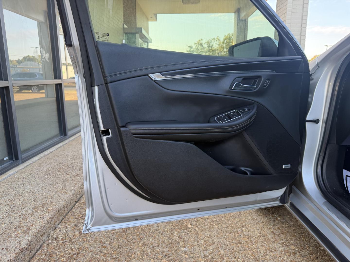 2018 SILVER CHEVROLET IMPALA PREMIER (2LZ) (2G1125S31J9) , located at 922 W. Beacon St., Philadelphia, MS, 39350, (601) 650-3675, 32.770447, -89.127151- Photo#8