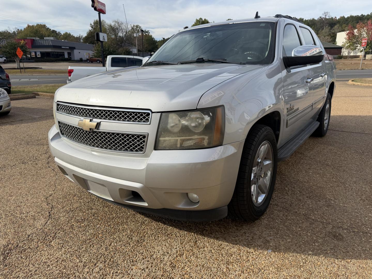 2011 SILVER CHEVROLET AVALANCHE LT (3GNMCFE08BG) , located at 922 W. Beacon St., Philadelphia, MS, 39350, (601) 650-3675, 32.770447, -89.127151- Photo#2