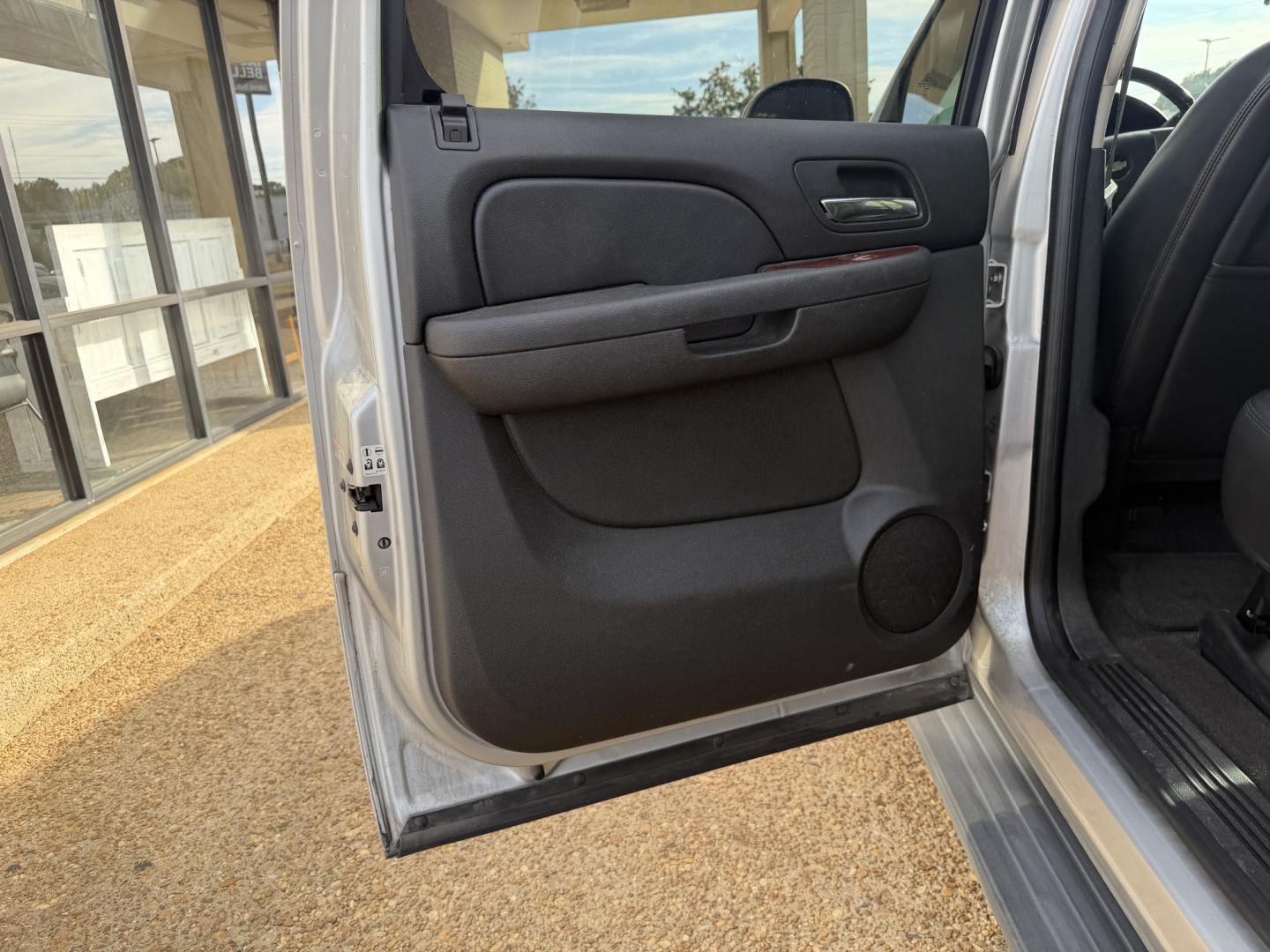 2011 SILVER CHEVROLET AVALANCHE LT (3GNMCFE08BG) , located at 922 W. Beacon St., Philadelphia, MS, 39350, (601) 650-3675, 32.770447, -89.127151- Photo#12