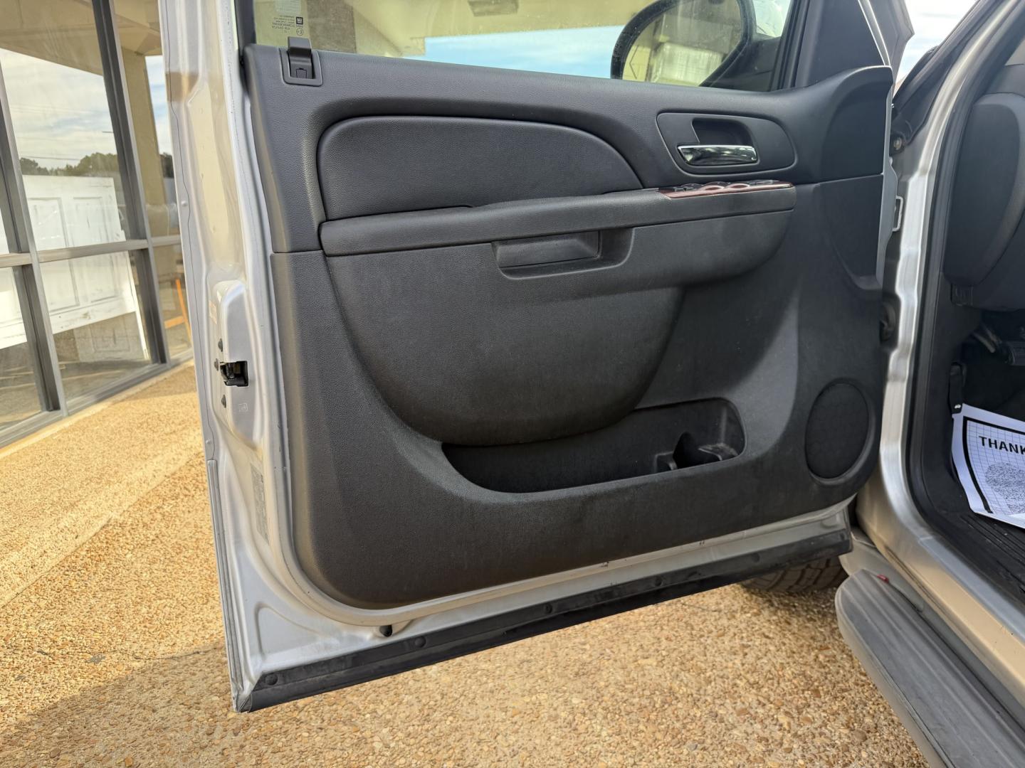 2011 SILVER CHEVROLET AVALANCHE LT (3GNMCFE08BG) , located at 922 W. Beacon St., Philadelphia, MS, 39350, (601) 650-3675, 32.770447, -89.127151- Photo#8