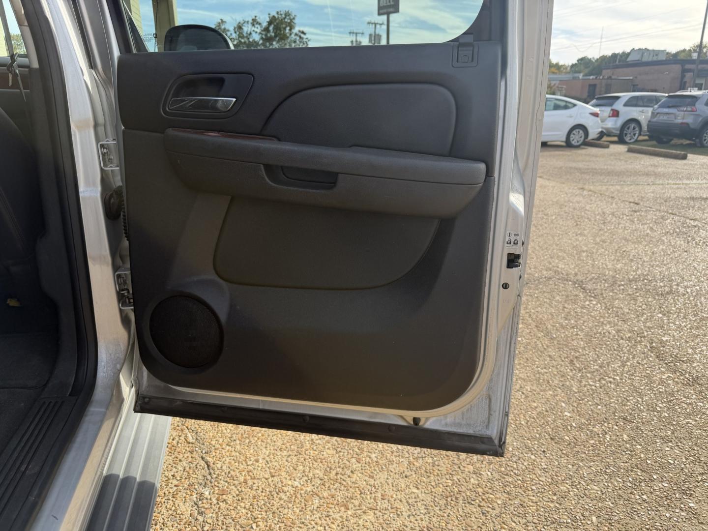 2011 SILVER CHEVROLET AVALANCHE LT (3GNMCFE08BG) , located at 922 W. Beacon St., Philadelphia, MS, 39350, (601) 650-3675, 32.770447, -89.127151- Photo#15