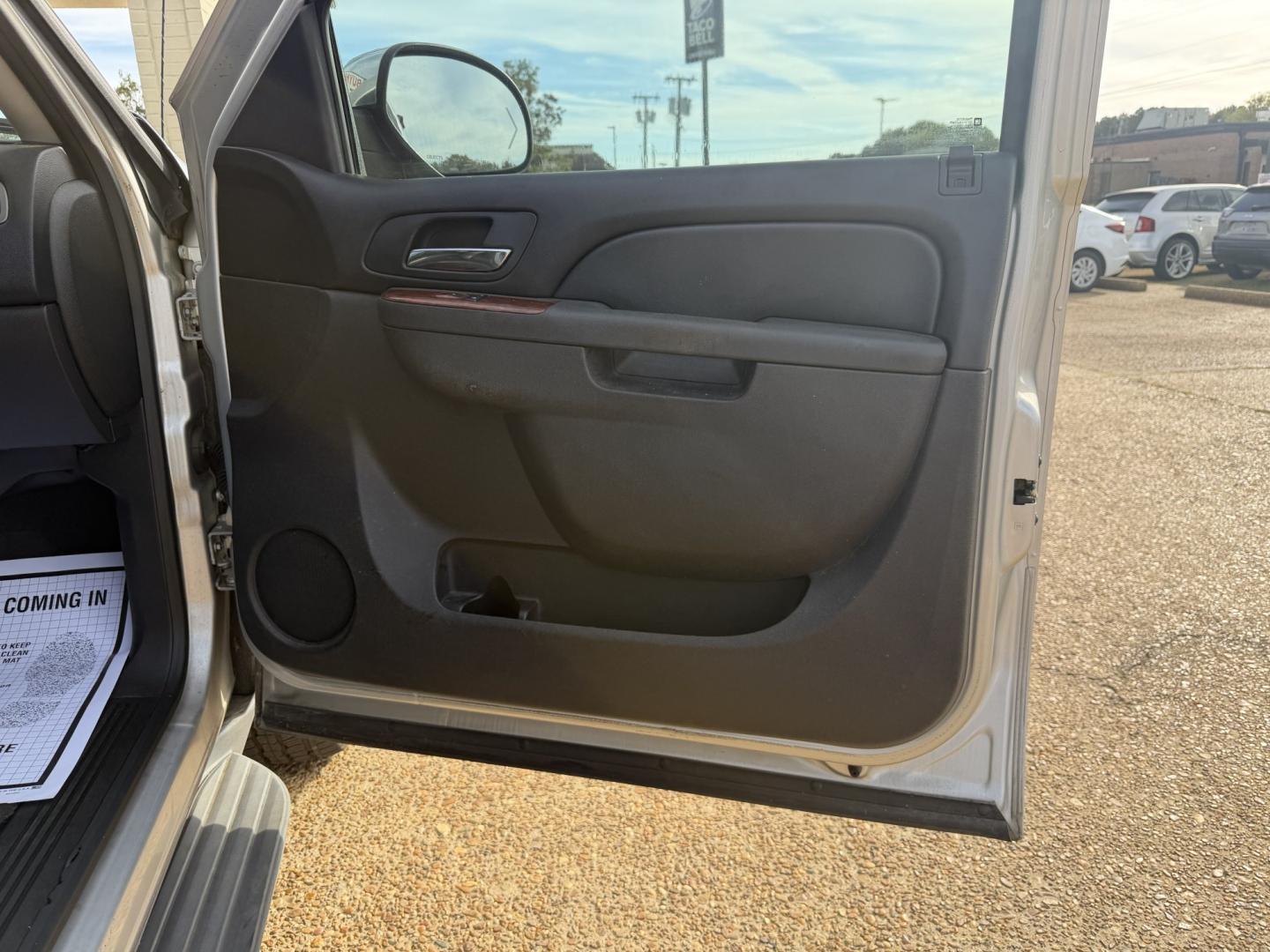 2011 SILVER CHEVROLET AVALANCHE LT (3GNMCFE08BG) , located at 922 W. Beacon St., Philadelphia, MS, 39350, (601) 650-3675, 32.770447, -89.127151- Photo#11